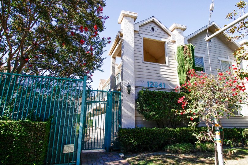 The building at 12841 Woodbridge St in Studio City