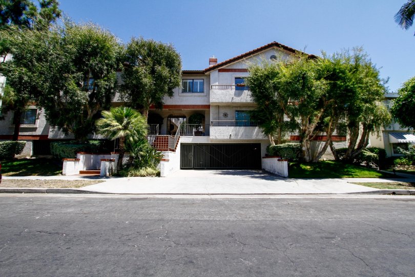 The building at 4370 Troost Ave in Studio City