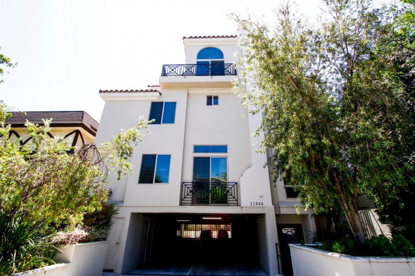 The Moorpark Townhomes building in Studio City