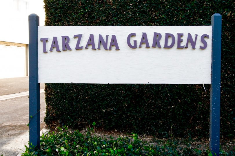 The welcoming sign into Tarzana Gardens