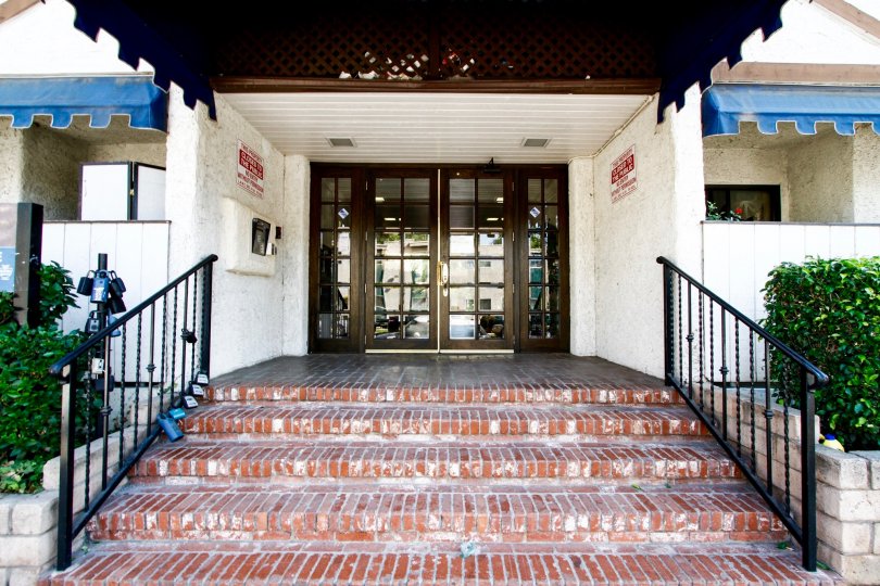 The entrance into Tarzana Plaza in CA California