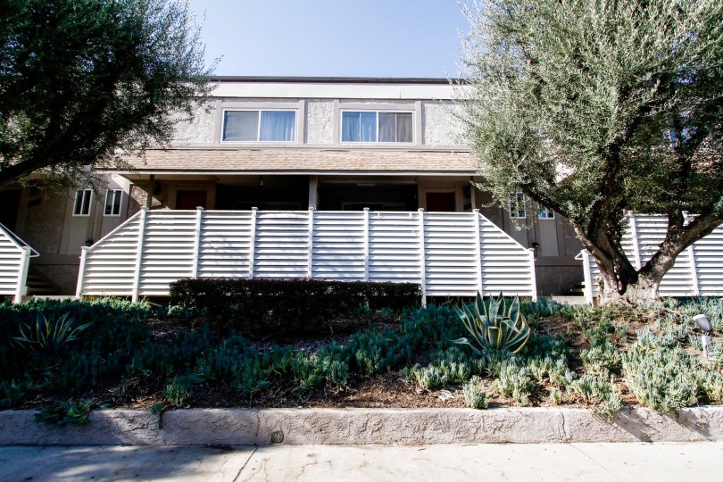 The Tarzana Tennis Townhomes building in CA California