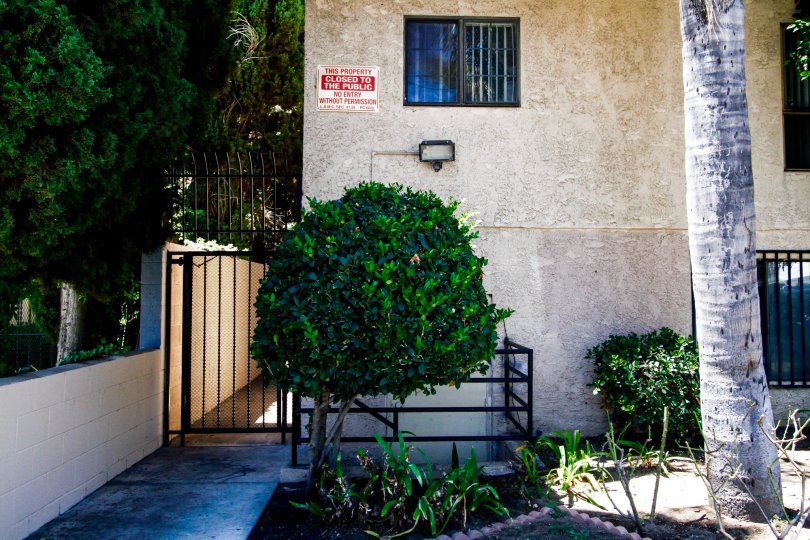 The side entrance into 8331 Cedros Ave