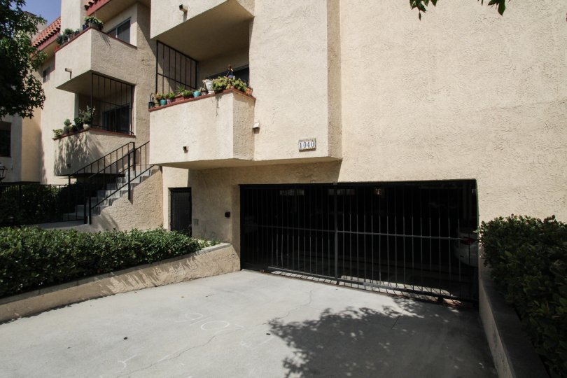 The parking entrance at 1040 N Gardner