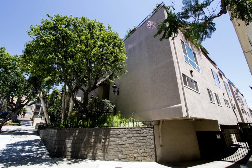 The building at 1260 N Kings