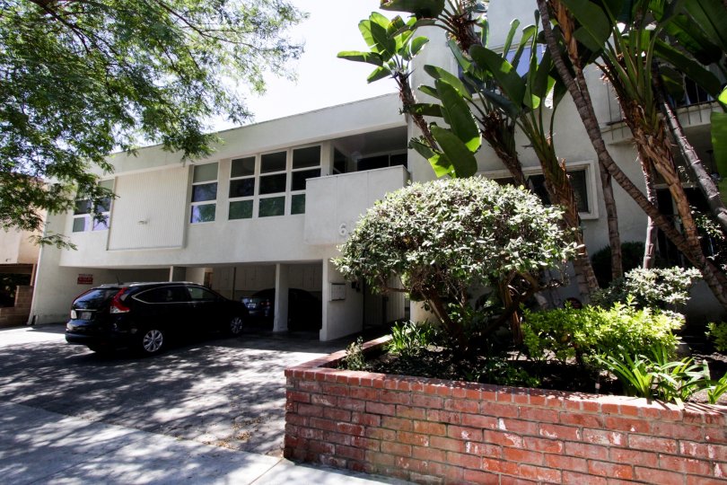 The garage for parking at 625 N Flores