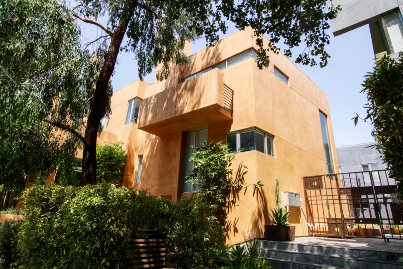 The building at 900 West Knoll in West Hollywood