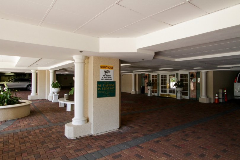 The entryway into 930 N Doheny