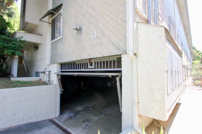 944 Palm offers garage parking and a comfortable living. Great for West Hollywood living.