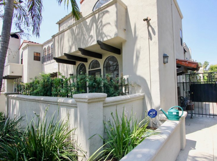 Peaceful and clean community in La prada west Holywood is the place to be