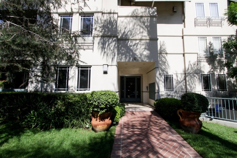 The entryway into Laurel on Sunset