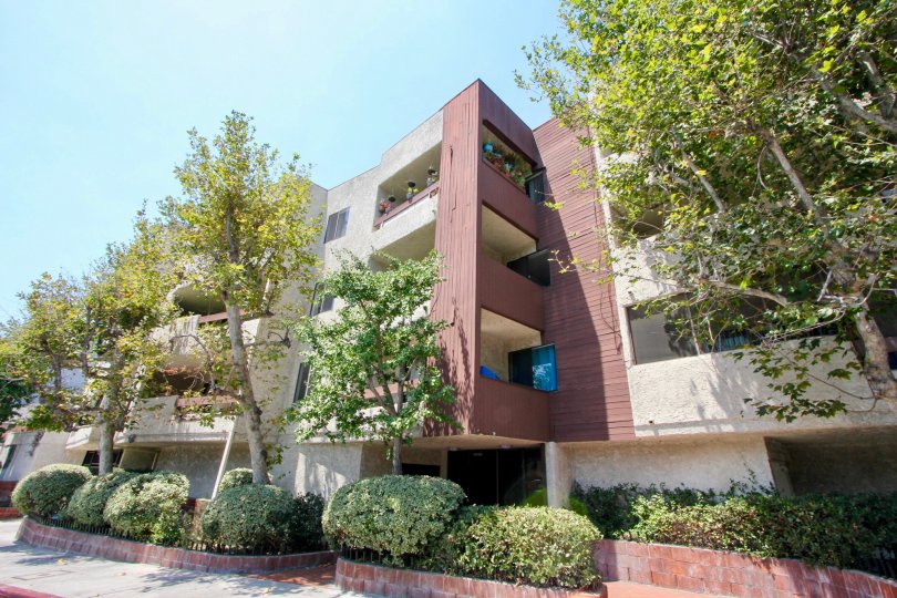 a red building in Vista Towers with 4 floors in a sunny day