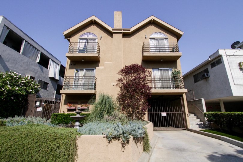 The drive into the parking at Vista Townhomes
