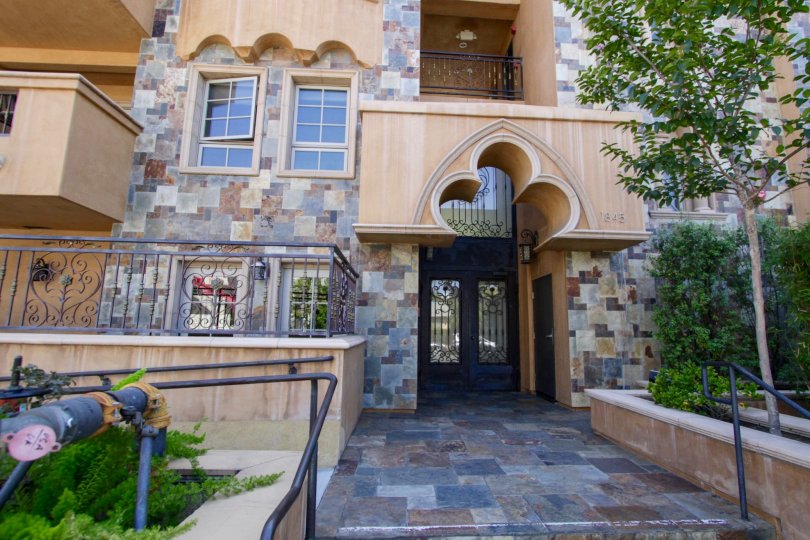 The entrance into the Federal Villas in West LA