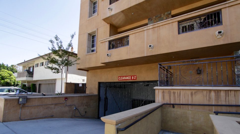 The entrance to the parking in Federal Villas