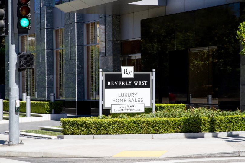 The entrance into the Wilshire Lencrest in Westwood