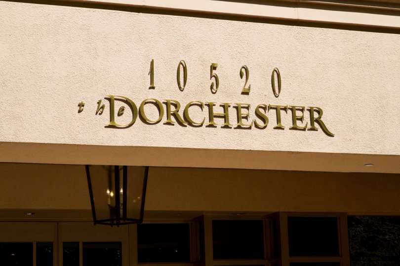The name of the Wilshire Lencrest on the building