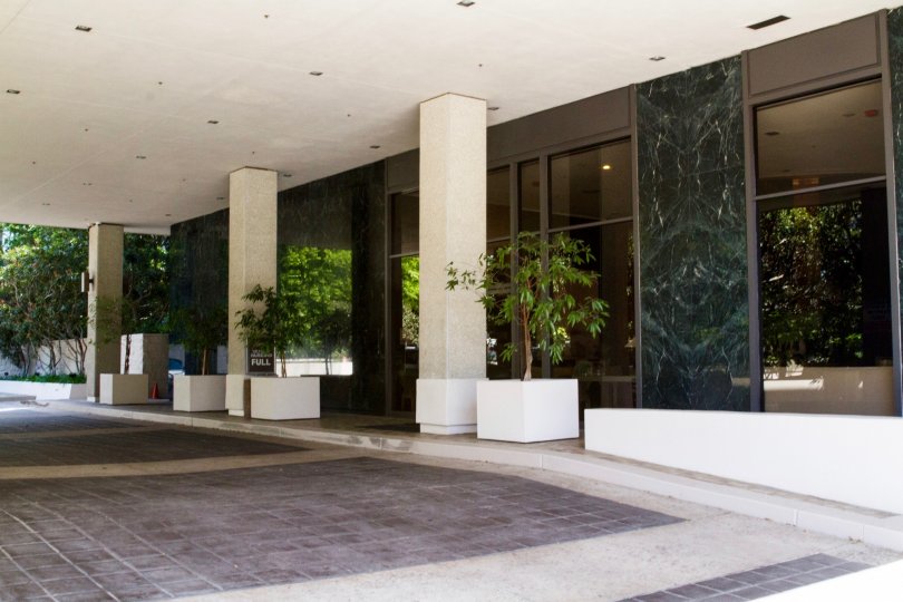 The entryway into the Wilshire Lencrest
