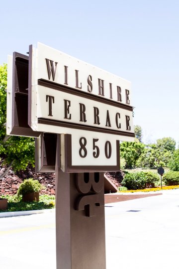 The entrance into the Wilshire Lencrest in Westwood