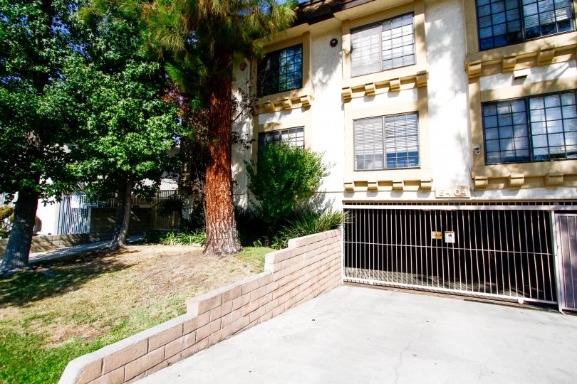 The drive into 5404 Quakertown Ave in CA California