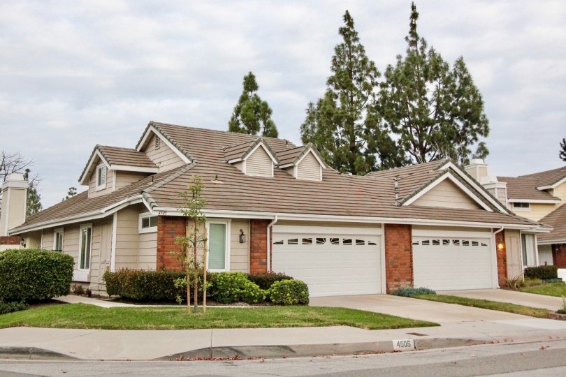 THE HOUSE IN THE CANYON TERRACE TOWNHOMES WITH THE LAWN, PLANTS, TREES
