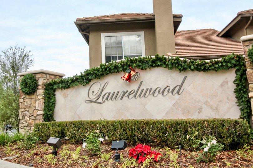 A southern California neighborhood title plaque decorated for Christmas