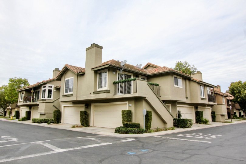 Road of the Laurelwood at Sycamore Canyon has many houses with bushes and treesq