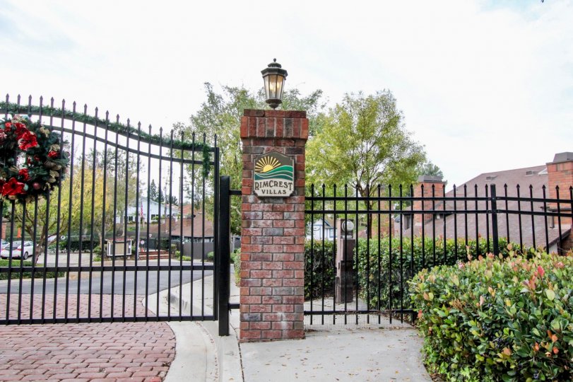 THE FLAT IN THE RIMCREST VILLAS WITH THE GATE, RIMCRESTVILLAS WALL
