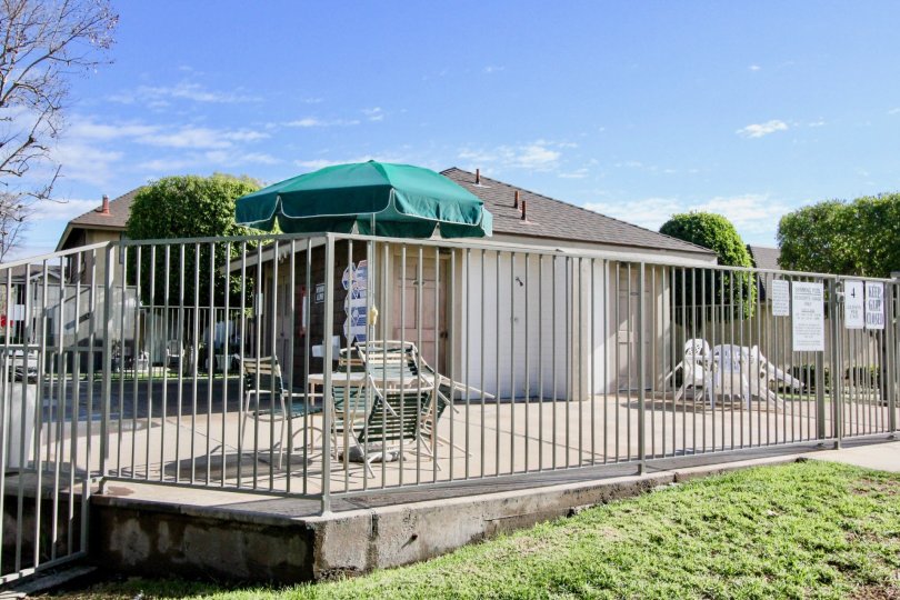 A sunny day in the Sutter Creek with some chairs and building.
