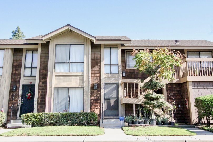 Entrance to condos found in the Sutter Creek Townhomes neighborhood of Anaheim, California on a bright sunny day.
