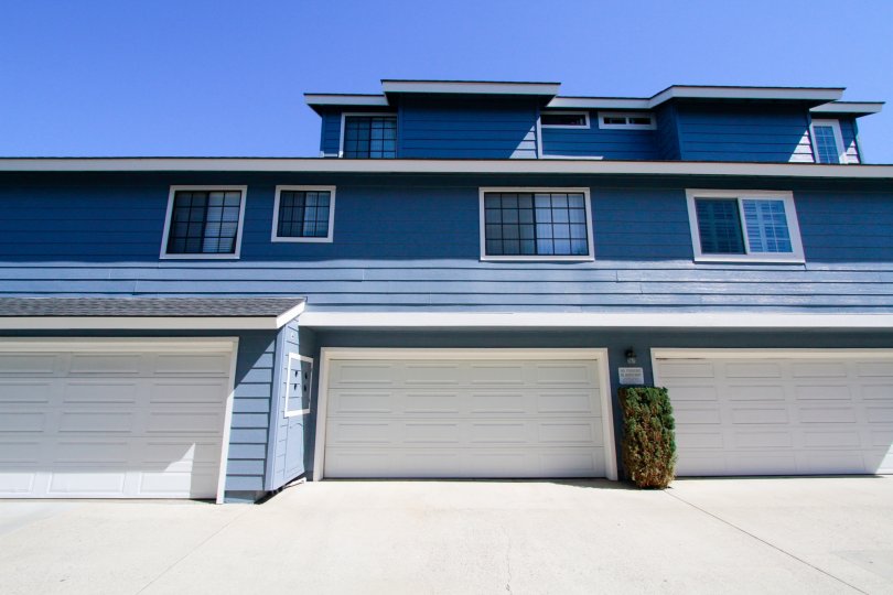 Clean and clear front view of the building in Harbor Pointe North