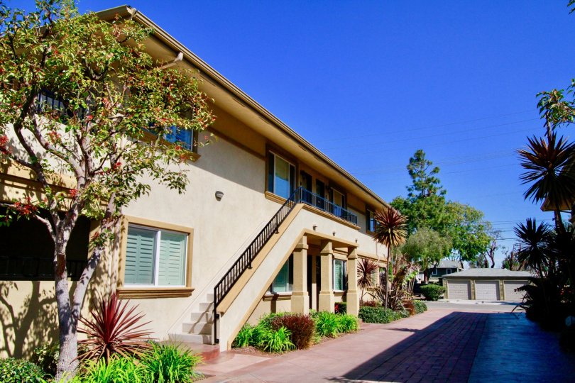 Vista Springs Costa Mesa California lobby looks very large and the place seems nice to walk