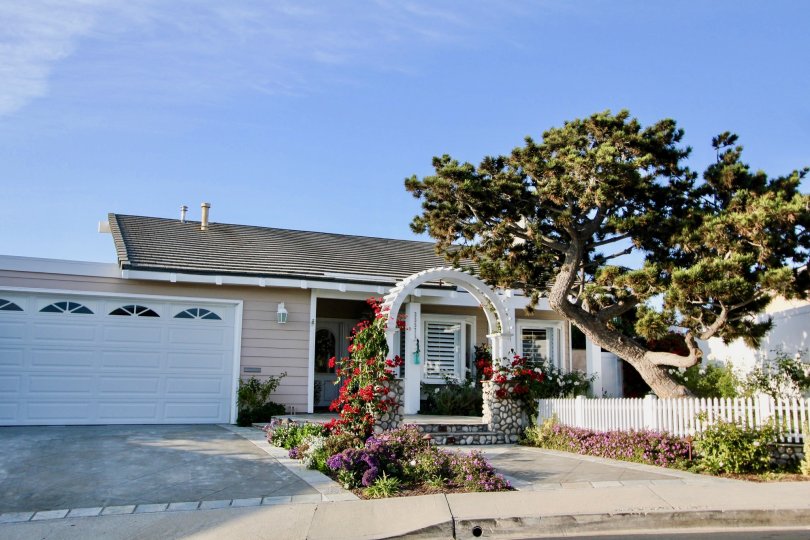 a pleasent day in the niguel shores with house that has roofless top and garden in front