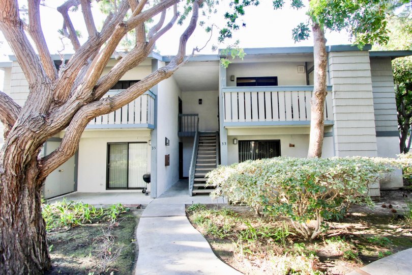 THE HOUSE IN THE SPINNAKER RUN WITH THE UPSTAIRS, PLANTS, TREES, BALCONI