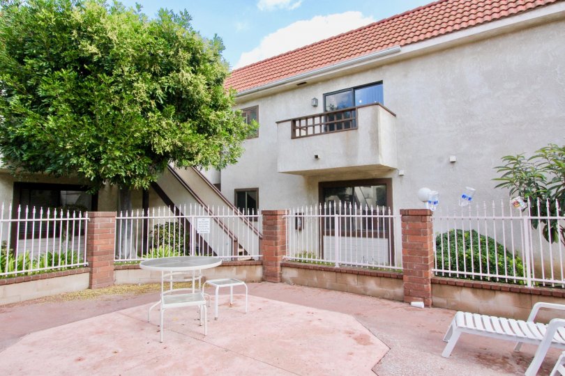 THE FLAT IN THE FLOWER TREE WITH THE DINING CHAIRS, UPSTAIRS, PLANTS, TREES