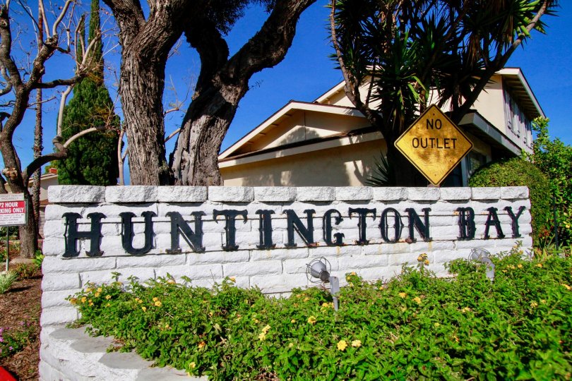 Stone entrance sign to the Huntington Bay community