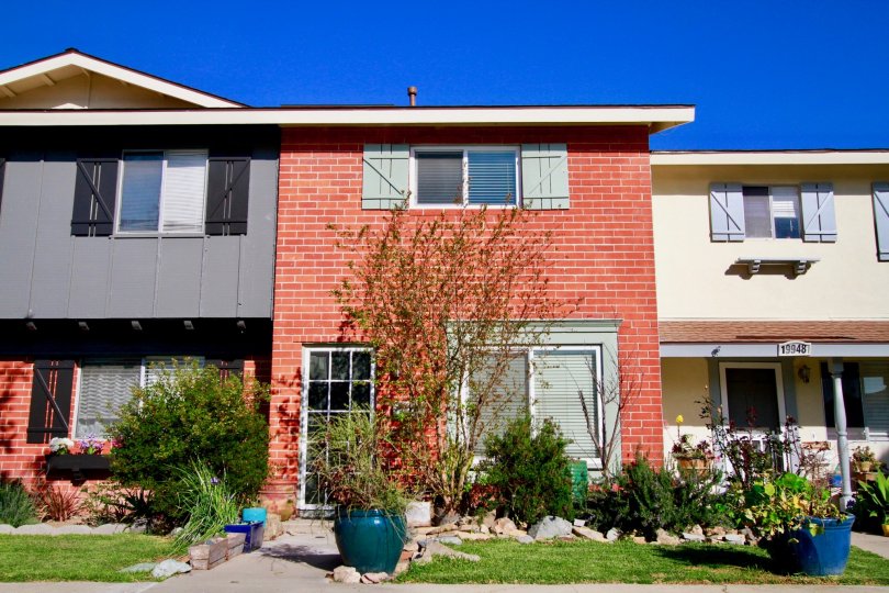 Fabulous multicoloured villa with lawn in Huntington Bay of Huntington Beach