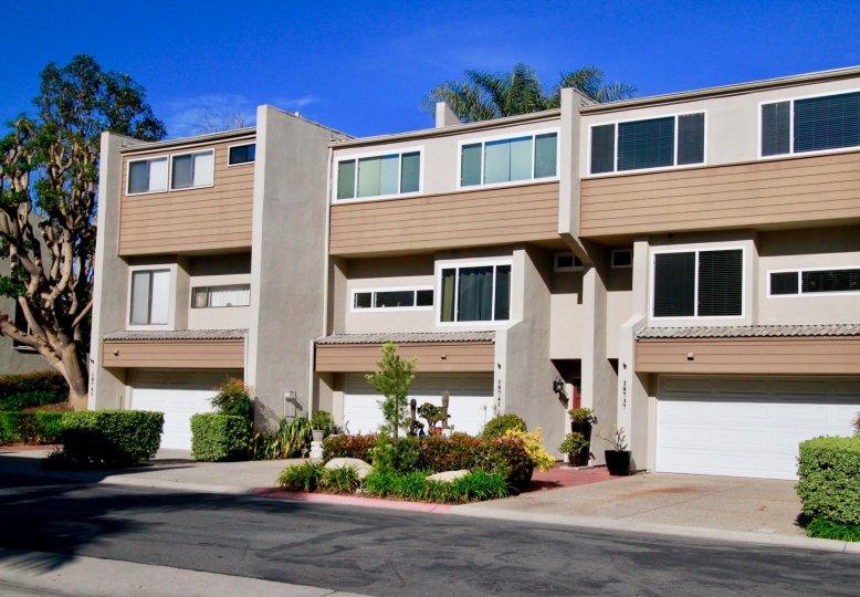 Decently furnished villas with small garden and road point in Village Court of Huntington Beach
