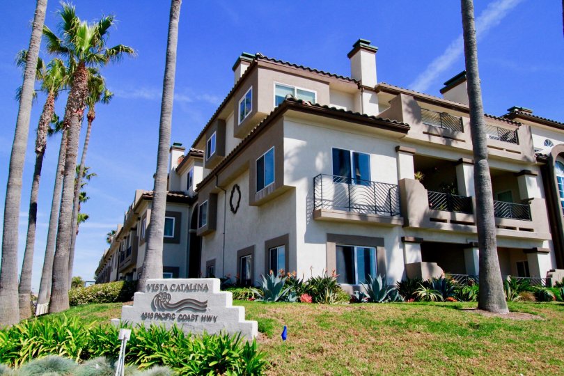 the vista catalina the smilar house besides and infornt look like plam tree is seeing is nice in huntington beach in ca