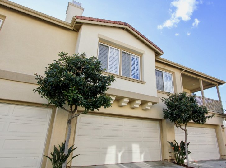 Spacious villa with balcony and trees in Northwood Pointe of Irvine