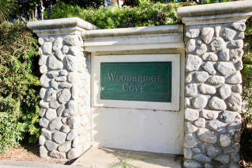 A stone and concrete signage in the Woodbridge Cove community.