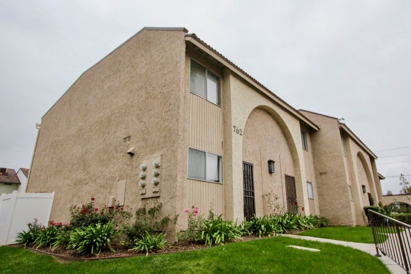 THE 762 FLAT IN THE MIRA VISTA WITH THE LAWN, FLOWER PLANTS