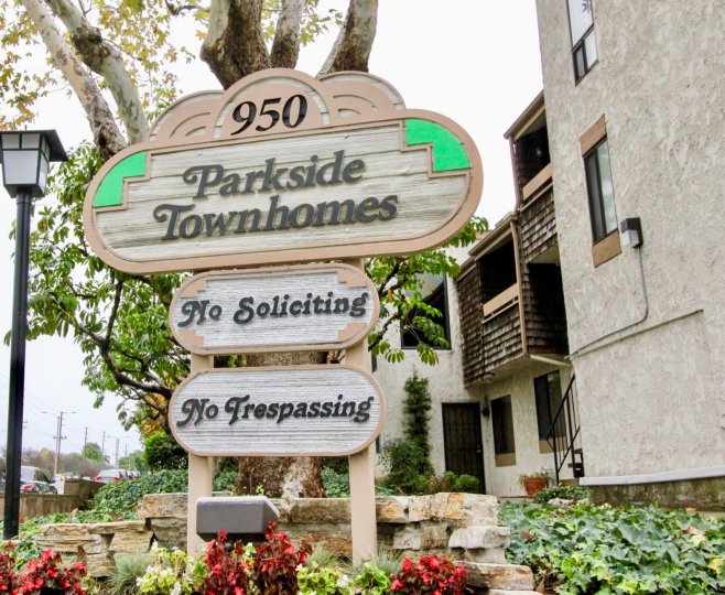 In the road of Parkside Townhomes has a board with warning and address