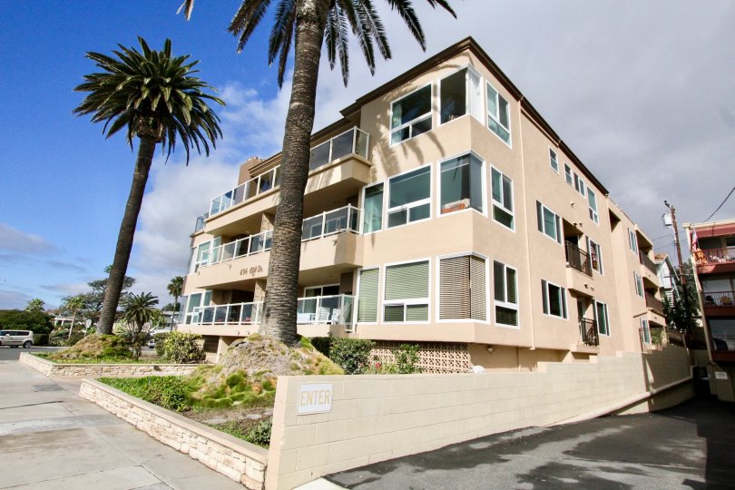 the ocean cliff manors is a huge house of the laguna city in ca
