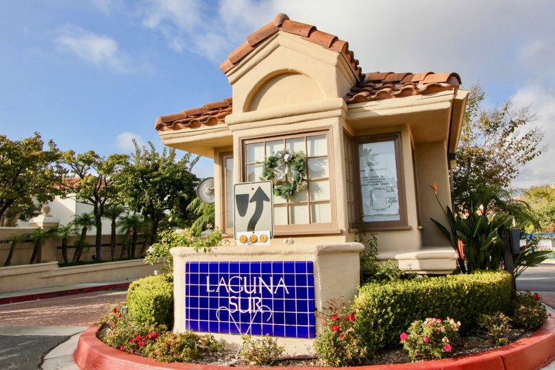 THE Laguna Sur Laguna Niguel Full white water views of Treasure Island and Catalina. Very spacious floor plan with dual master bedrooms, one on each level that offers full ocean views. Two FULL bathrooms PLUS two half baths. Soaring vaulted ceilings, Fren