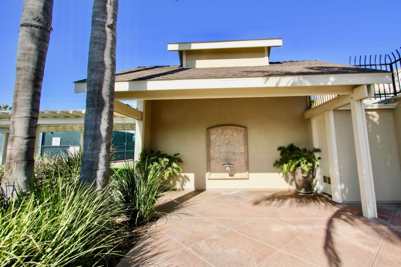 The Le St. Tropez Fantastically updated 3 bedroom, 3 bath is light and bright, open and spacious and has many newer upgrades including newer Travertine floors, newer interior paint and newer cabinetry in kitchen!! Kitchen has stainless steel appliances, g