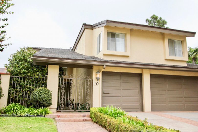 THE 10TH HOUSE IN THE BIG CANYON DEANE WITH THE STEEL GATE, LAWN, SHUTTER
