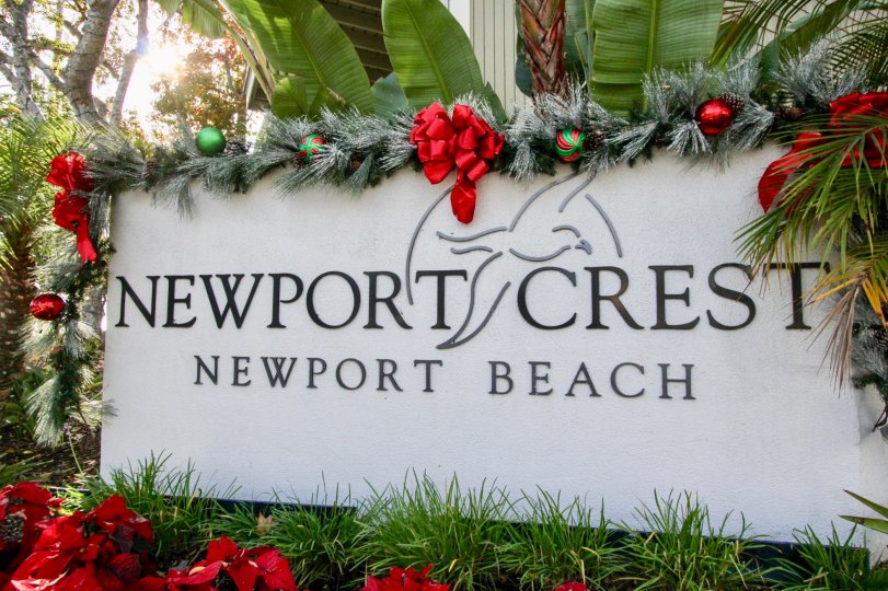 A PLEASANT DAY IN THE NEWPORT CREST WITH A NAME BOARD THAT DESCRIBE THE LOCATION
