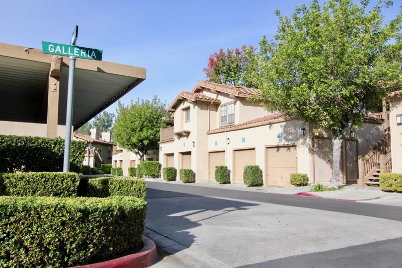 Hedges and street sign in Los Portillos in Rancho Santa Margaritia, CA