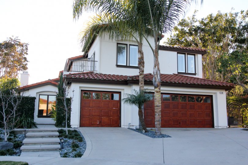 Distinctive and impressive entryways with adjacent garages at the Del Cabo Estates